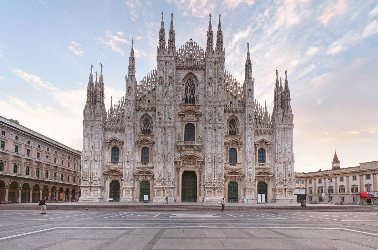 Duomo di Milano and Galleria Vittorio Emanuele II, view them in one 360 VR panorama.